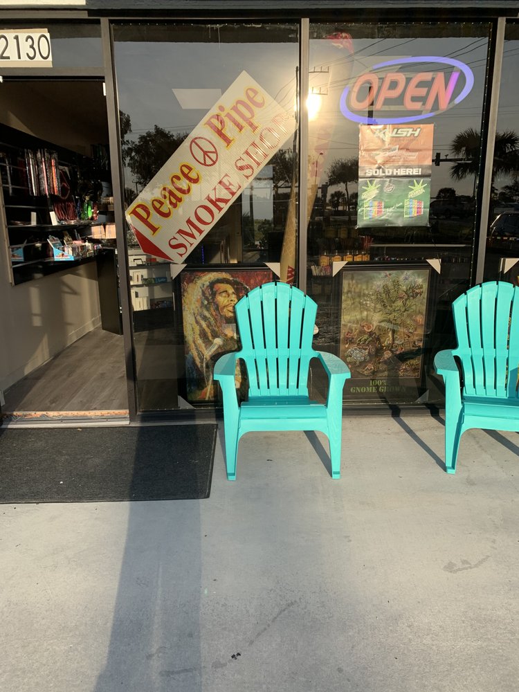 PeacePipe Smoke Shop storefront in Fort Pierce, Florida.