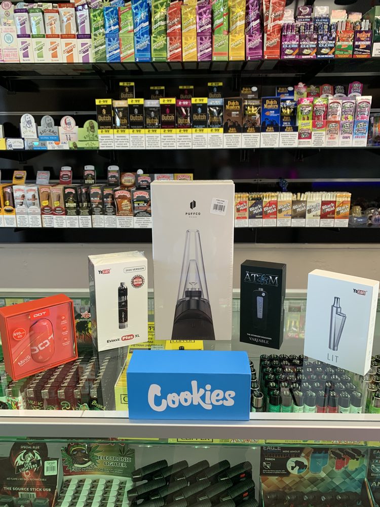 Vaporizer display case with electronics and accessories.